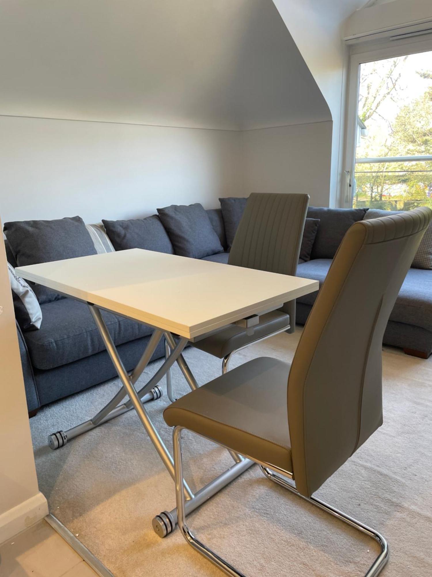 Apartment And Peaceful Two Bedroom Flat In Town